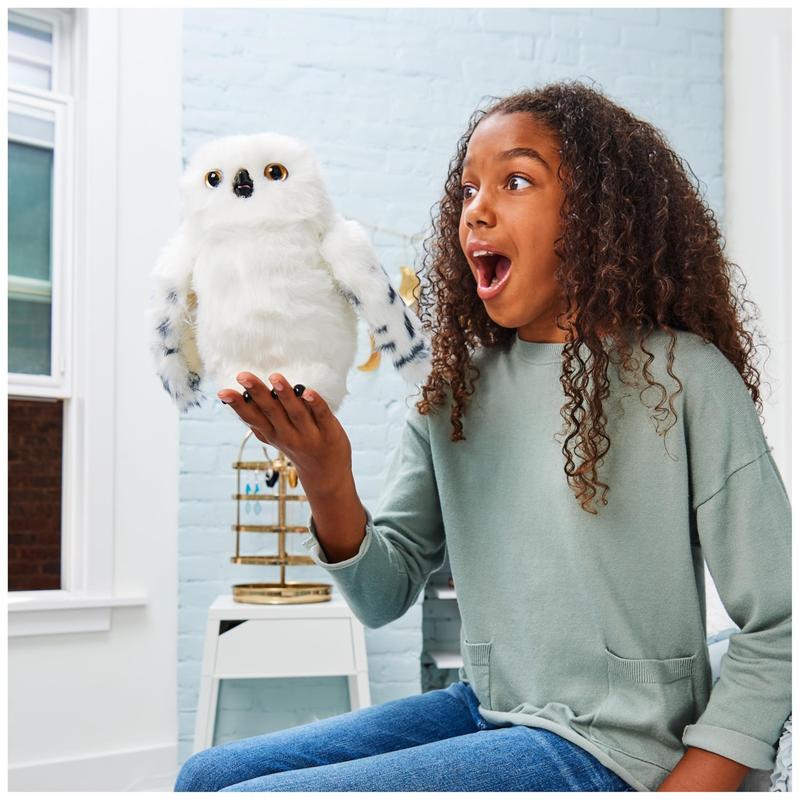 Wizarding World Harry Potter Enchanting Hedwig Interactive Owl with Over 15 Sounds and Movements and Hogwarts Envelope for Kids 5 and Up