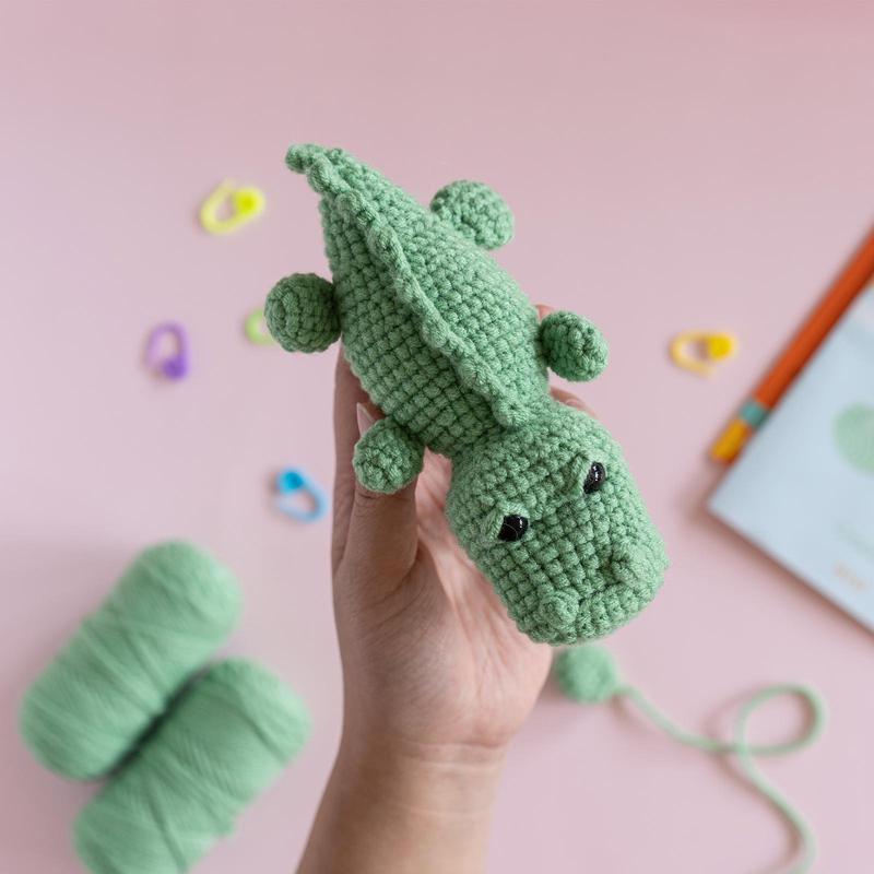 Crochet Starter Kit, 2 Counts set Cute Crocodile Design Crochet Kit, DIY Handmade Lover Starter Kit with Step-by-step English Video Tutorials