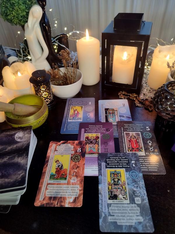 Spanish Edition Learning Tarot card deck for Beginners with meanings on them including Chakras, Planets, Zodiac, Elements, Yes or No