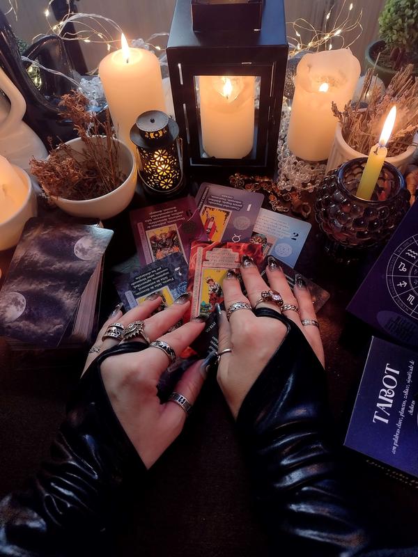 Spanish Edition Learning Tarot card deck for Beginners with meanings on them including Chakras, Planets, Zodiac, Elements, Yes or No