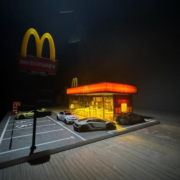 NEW limited edition McDonalds Diorama Hot Wheels Mini GT discast display with LED lighting 1:64