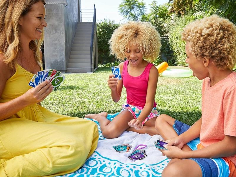 Mattel Games UNO Flip! Splash Card Game for Kids, Adults & Game Night with Water-Resistant Double-Sided Cards