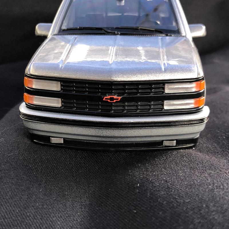 Maisto 1993 Chevrolet 454 SS Pickup Custom Silver Grey Two Tone Diecast Model Toy Vehicle