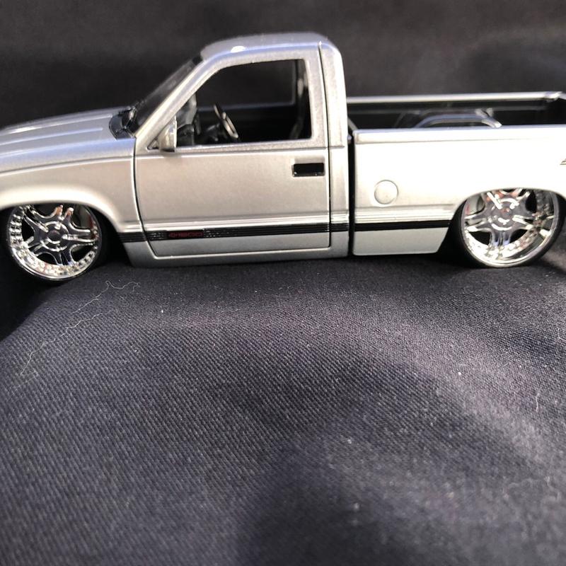 Maisto 1993 Chevrolet 454 SS Pickup Custom Silver Grey Two Tone Diecast Model Toy Vehicle